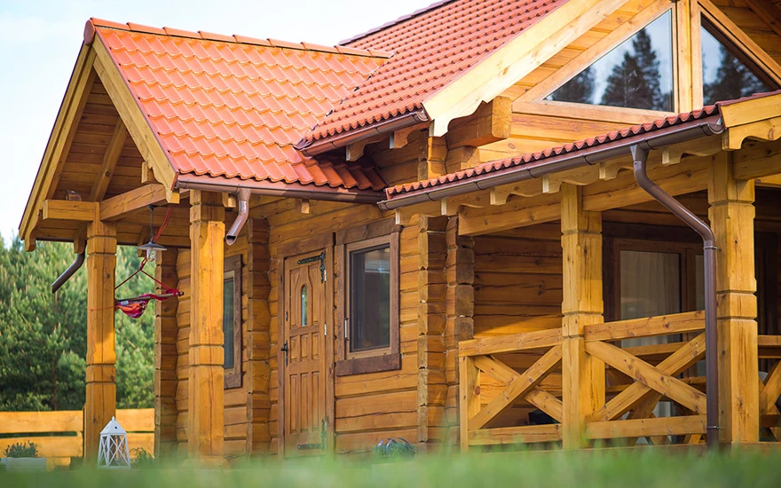 Drewniany domek z czerwonym dachem