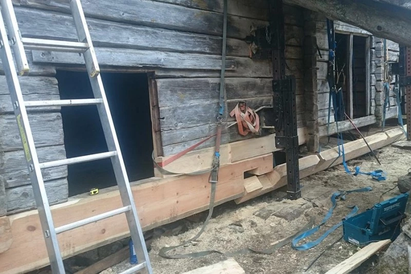 Rekonstrukcja domu z drewna